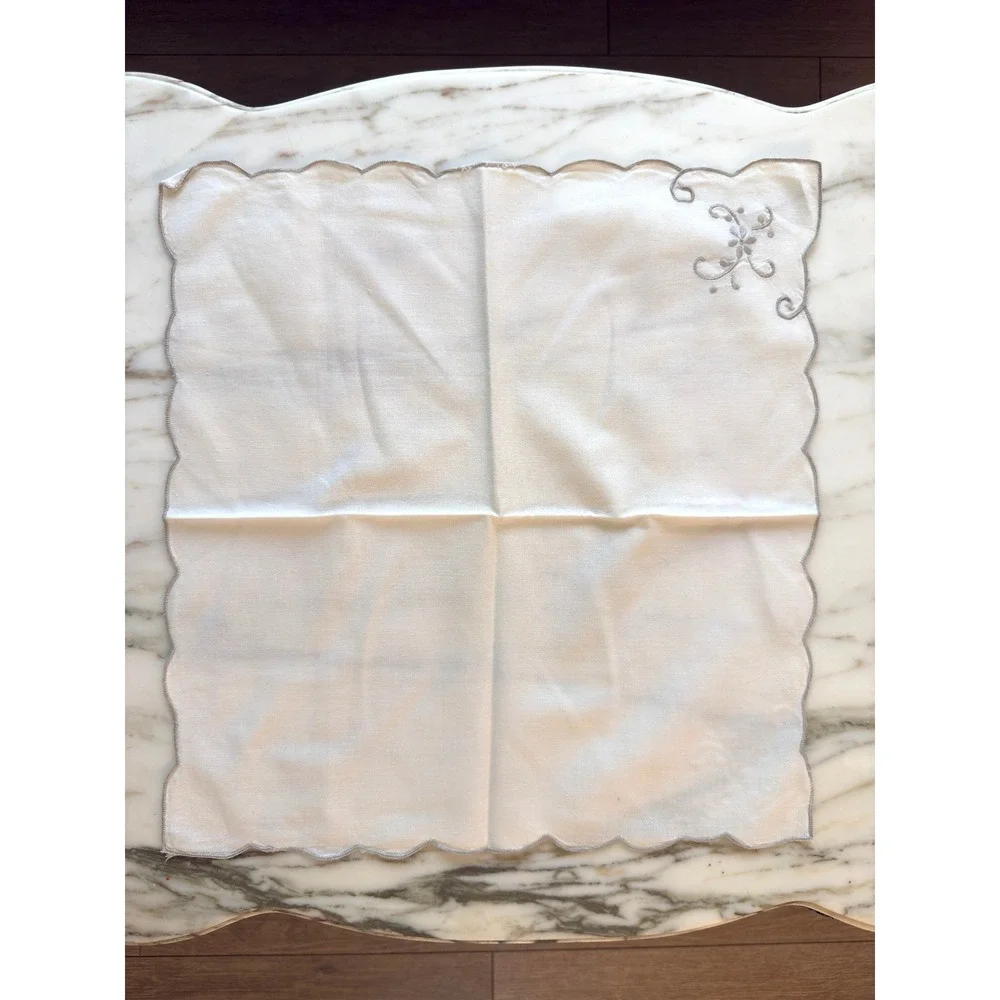 Set of 5 Vintage Ivory Embroidered Scalloped Cloth Dinner Napkins